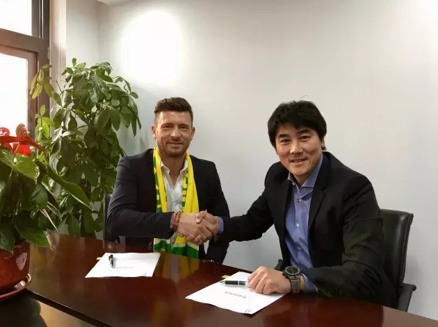 加纳乔和霍伊伦在那场比赛之后受到了很多的关注，达洛特也在疯狂的庆祝，坎布瓦拉也冲向了讲法语的奥纳纳，而埃文斯则和滕哈赫拥抱在了一起。